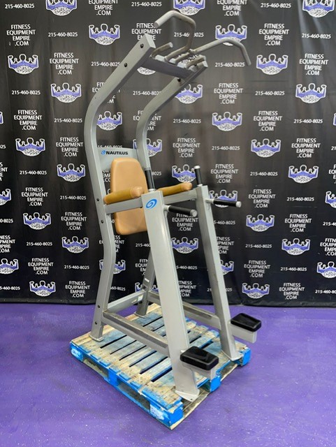 web10-14-3.jpg Nautilus Star Trac Plate Loaded ISO Lateral Leverage Lat Pulldown