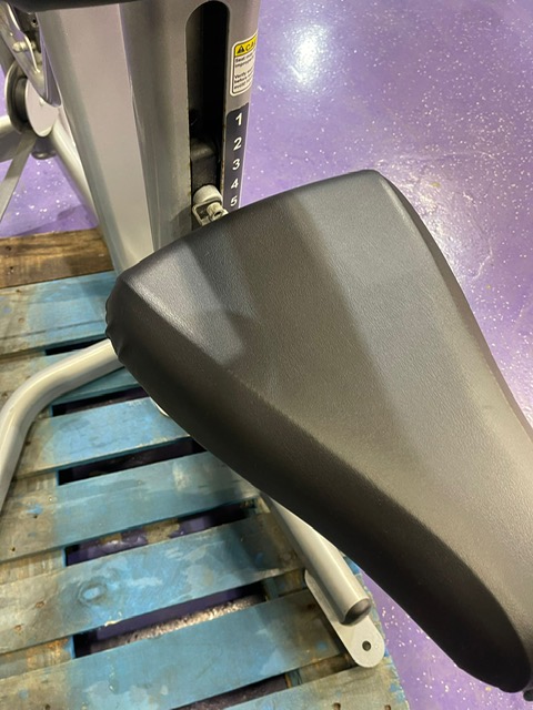 web16-17 Cybex VR3 Seated Dip Chest & Tricep Press w/Swivel Handles