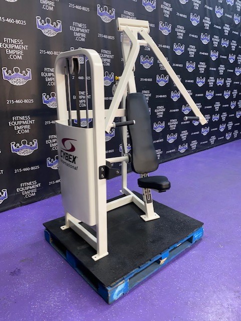 web3-31 Cybex VR2 Converging Chest Press w/300 lb. Stack