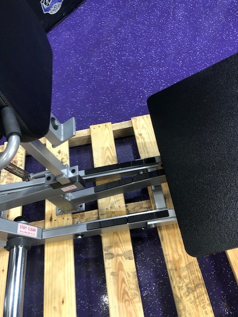 web45-5 Hammer Strength Plate Loaded Platinum V Squat