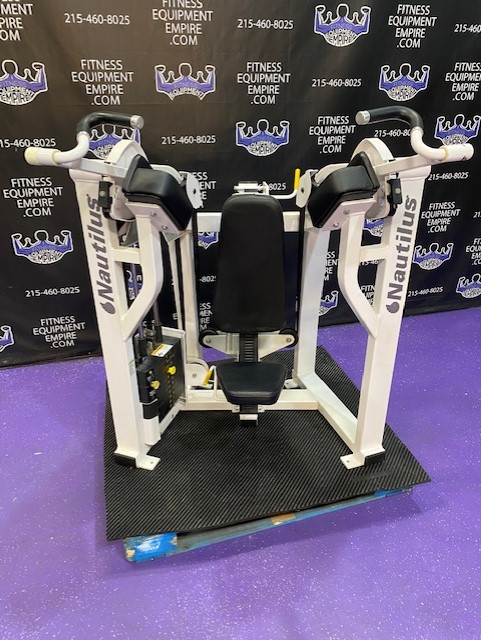 web5-28-4.jpg Nautilus Nitro Bilateral Bicep Curl